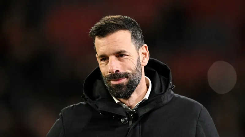 Cựu HLV trưởng PSV Ruud van Nistelrooy chấp nhận làm trợ lý ở Man United