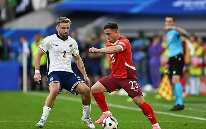 Luke Shaw (trái) ra sân trong trận gặp Thụy Sĩ