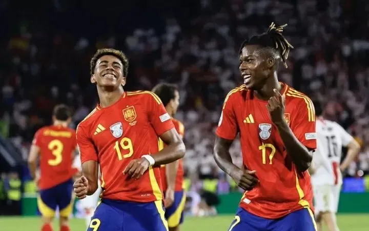 Lamine Yamal và Nico Williams ăn mừng bàn thắng