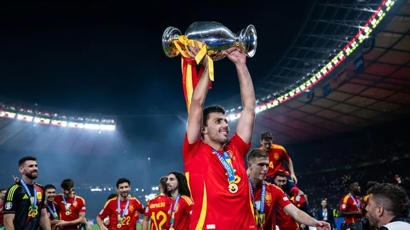 Rodri giương cao chiếc cúp Henri Delaunay