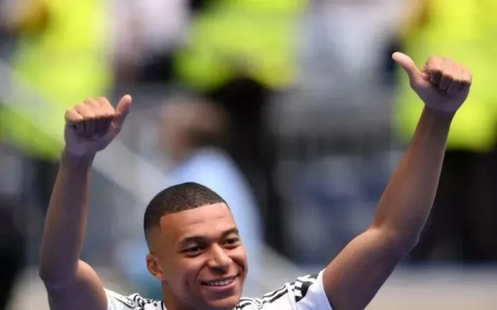 Kylian Mbappe trình làng màu áo Real Madrid