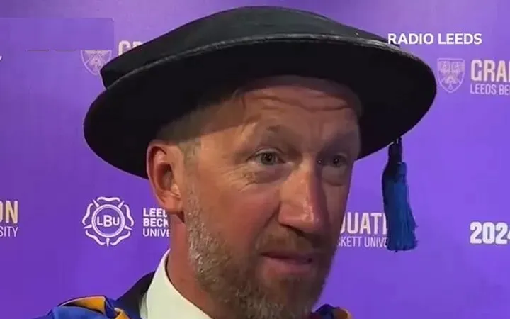 Graham Potter nhận bằng tiến sĩ danh dự ở Đại học Leeds