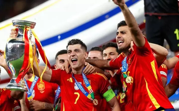 Alvaro Morata và Rodri lạm dụng lễ ăn mừng chiến thắng để đưa ra thông điệp chính trị