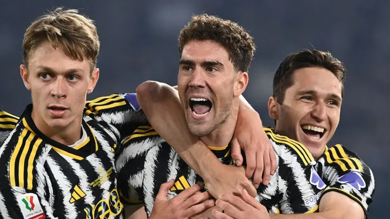 Federico Chiesa (phải) và Dusan Vlahovic (giữa) trong đội hình Juventus