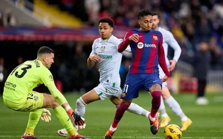 Raphinha sẽ phải ra đi để Barcelona chào đón những ngôi sao lớn