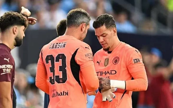 Ederson (phải) vào sân trong hiệp 2 trận tập huấn với Milan