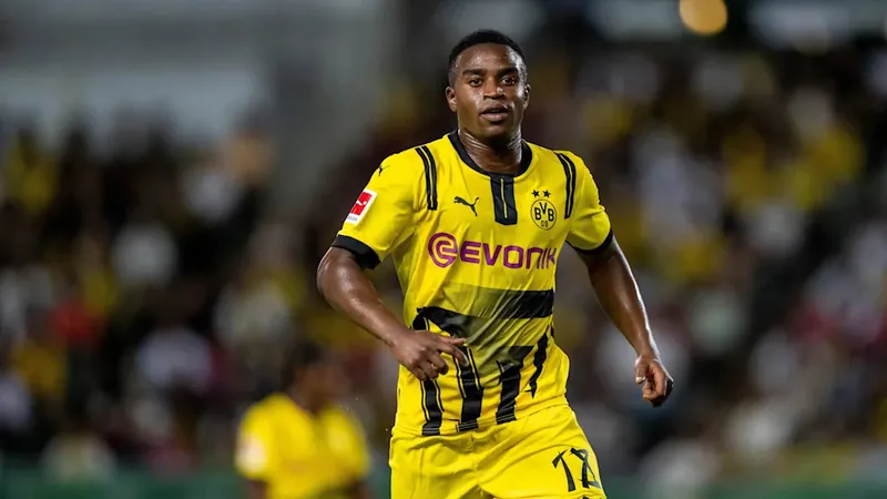 Youssoufa Moukoko thất vọng vì ít cơ hội thi đấu ở Borussia Dortmund