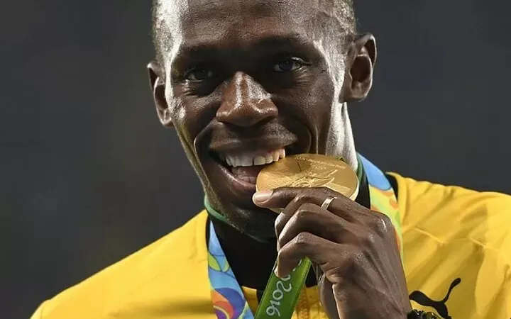 Usain Bolt cắn huy chương vàng của mình