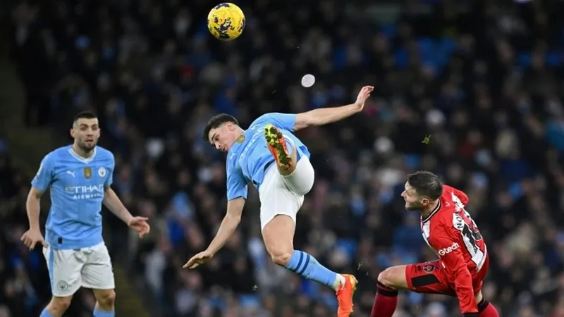Julian Alvarez (giữa) đang cân nhắc tương lai ở Man City