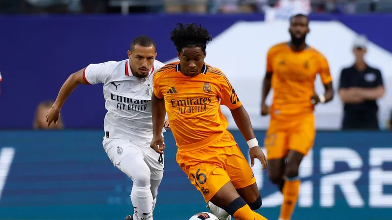 Endrick đi bóng trong trận gặp AC Milan