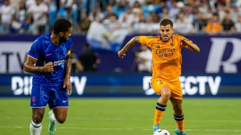 Dani Ceballos (phải) đi bóng trước hậu vệ Chelsea