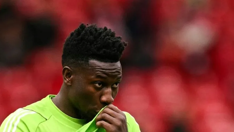 Andre Onana lúng túng mỗi khi phạm sai lầm