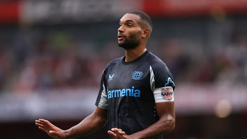 Jonathan Tah ở trận giao hữu với Arsenal