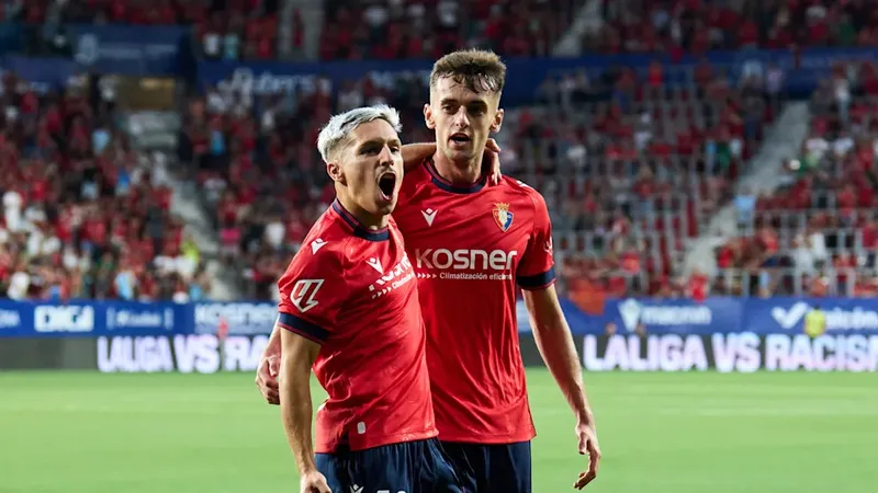 Bryan Zaragoza (trái) khởi đầu ấn tượng với Osasuna
