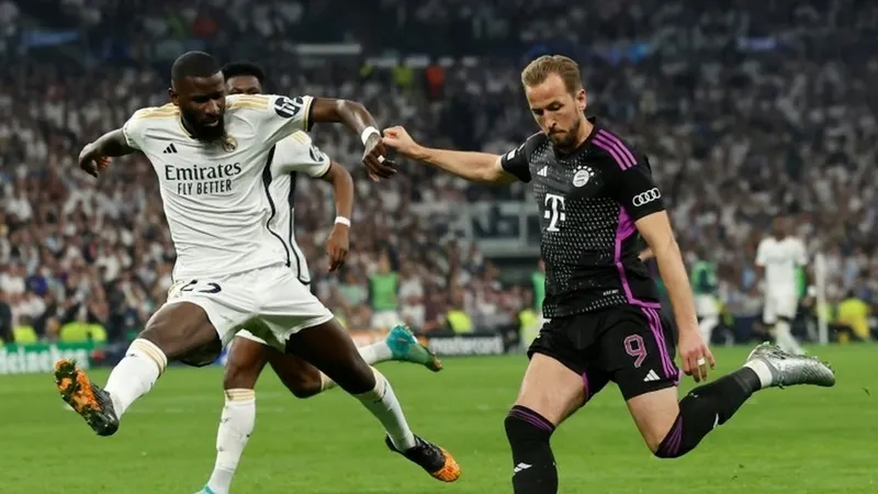 Harry Kane (phải, Bayern) sút bóng trước Antonio Rudiger (Real Madrid)