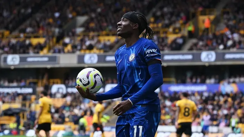 Noni Madueke lập hat-trick để mang quả bóng về làm kỷ niệm