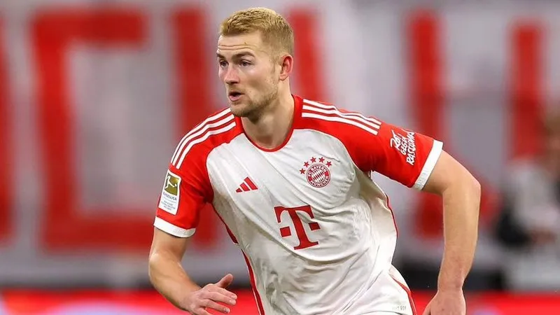 Matthijs de Ligt chơi không tồi nhưng Bayern cần cân đối đội hình