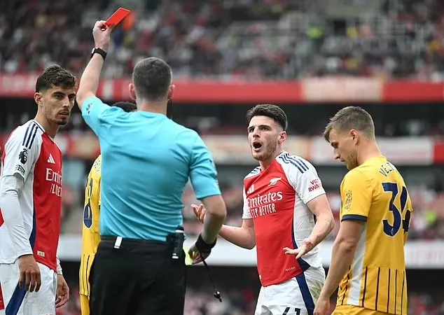 Trọng tài Chris Kavanagh rút thẻ đỏ cho Declan Rice