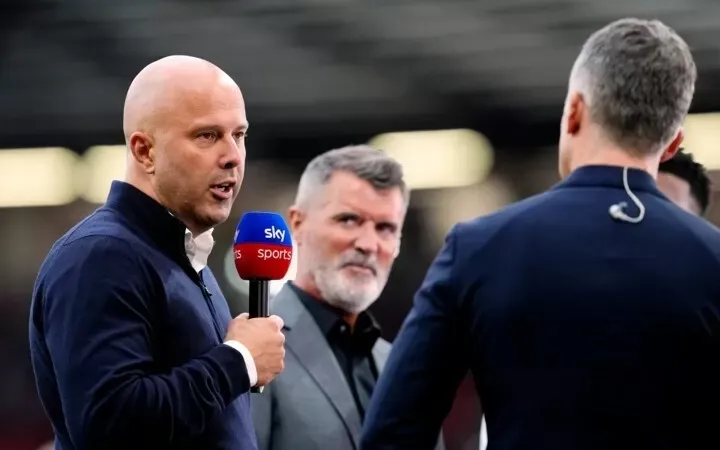 Arne Slot trả lời phỏng vấn của Sky Sport và Roy Keane (giữa)