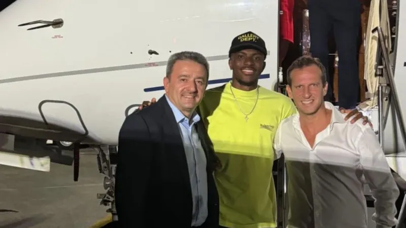 Victor Osimhen (giữa) qua Galatasaray thi đấu theo dạng cho mượn