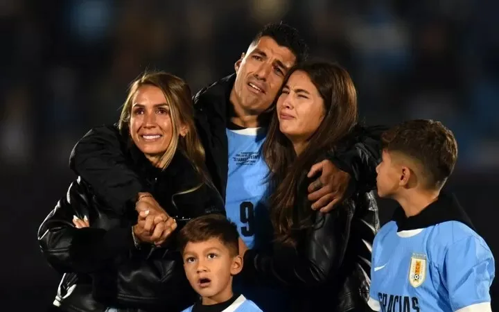 Luis Suarez và gia đình nán lại dưới sân để nghe lời chia sẻ của Leo Messi