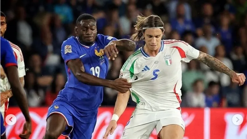 Riccardo Calafiori đi bóng giữa hai cầu thủ Pháp