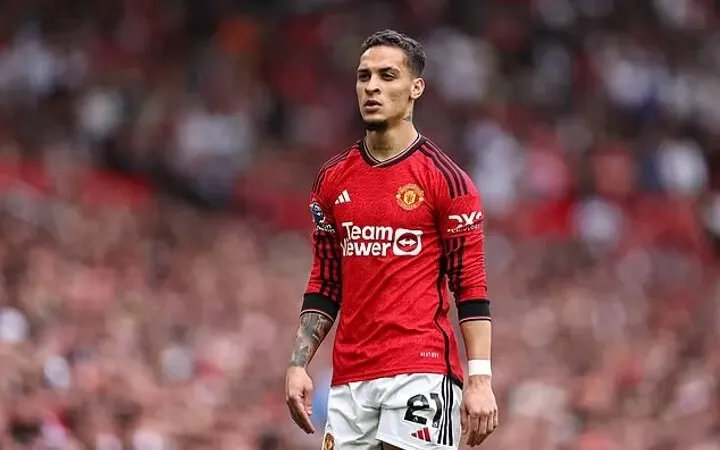 Antony đang ngồi chầu rỉa ở Old Trafford
