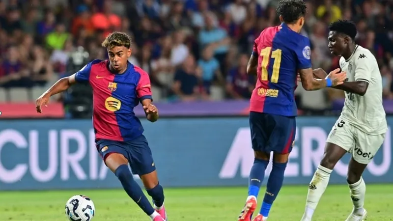Lamine Yamal đang tỏa sáng ở Barcelona