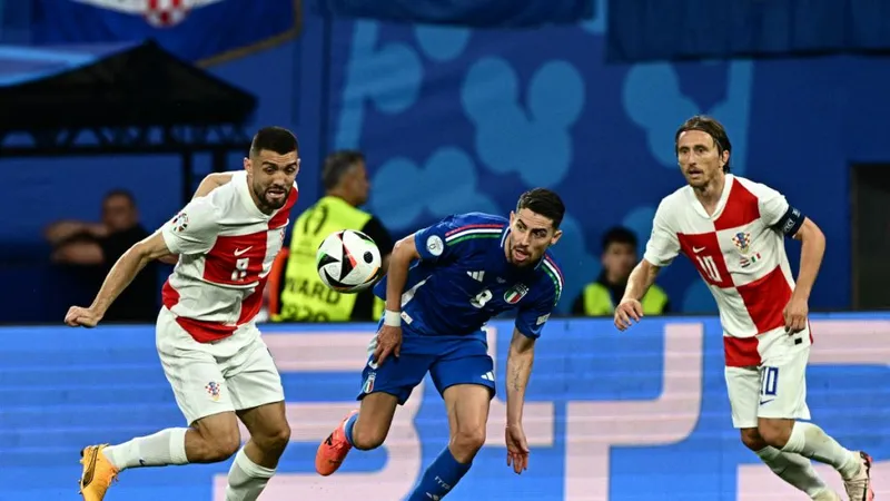 Jorginho (giữa) khó lòng trở lại Azzurri vì phong độ sa sút