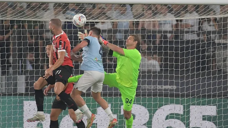 Strahinja Pavlovic (bên trái) đánh đầu ghi bàn vào lưới Lazio