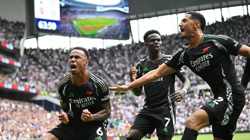 Gabriel (trái) ăn mừng bàn thắng trận derby