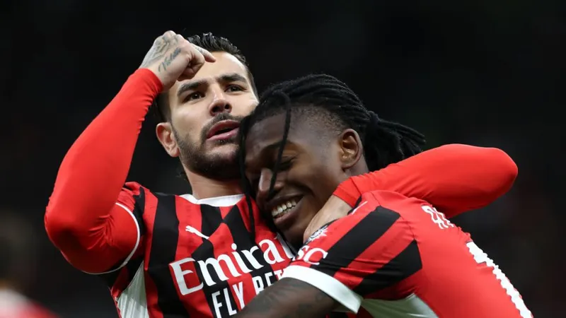 Theo Hernandez (trái) và Rafael Leao ăn mừng bàn thắng