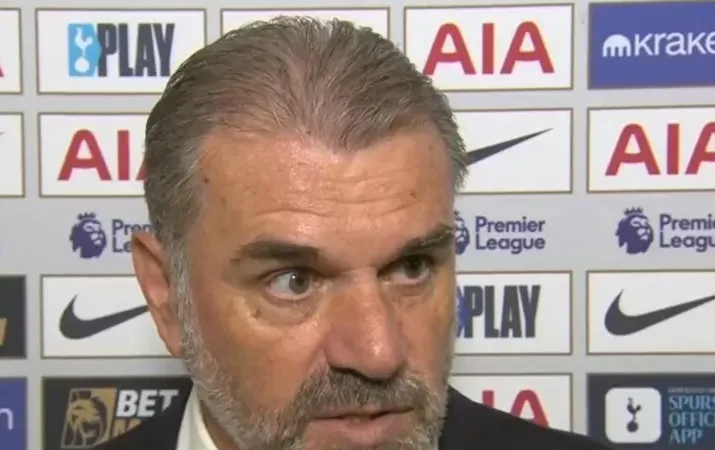 HLV Ange Postecoglou đã mất bình tĩnh trong cuộc phỏng vấn của Sky Sport