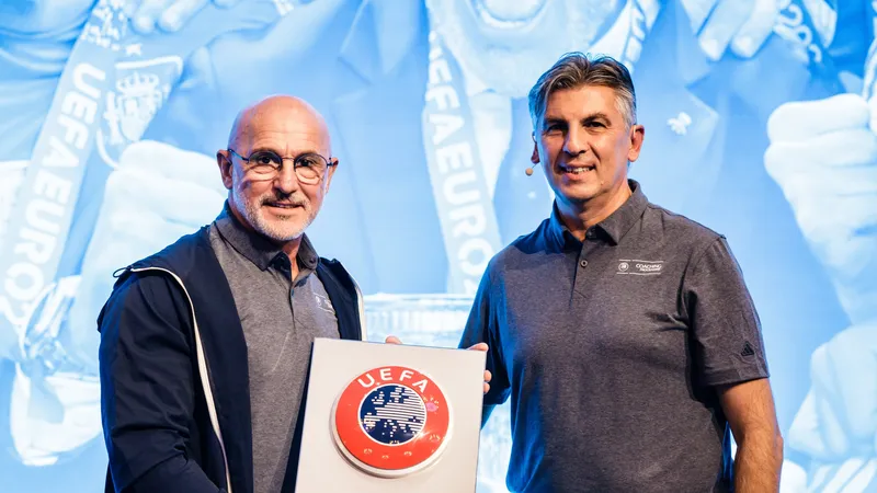 Luis de la Fuente (trái) nhận giải thưởng của UEFA