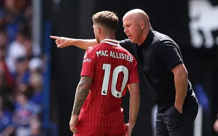 HLV Arne Slot (Liverpool) chỉ đạo Mac Allister