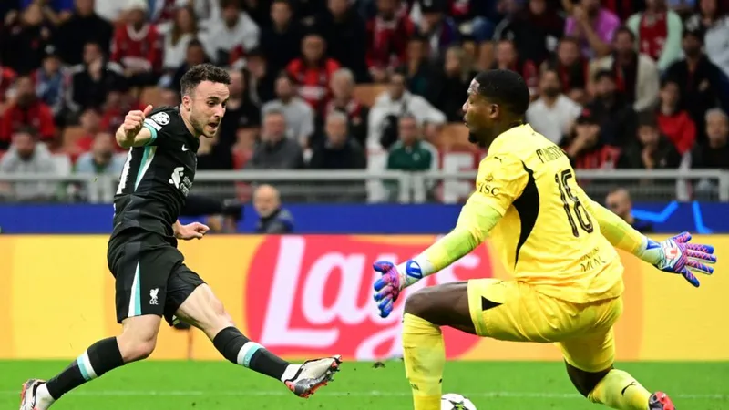 Thủ thành AC Milan Mike Maignan cản phá cú sút của Diogo Jota (Liverpool)