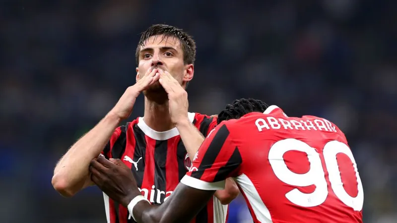 Matteo Gabbia (trái) sẽ được HLV Luciano Spalletti gọi lên tuyển