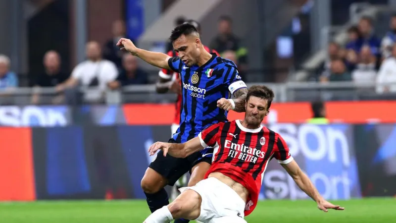 Lautaro Martinez (trái) sa sút kéo theo phong độ kém cỏi của Inter Milan 