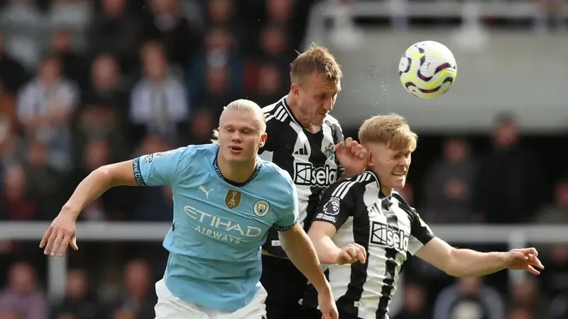 Erling Haaland im tiếng trước hàng thủ Newcastle