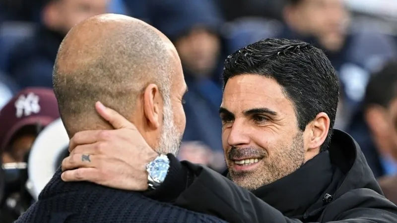 HLV Mikel Arteta và đàn anh Pep Guardiola sau trận đấu