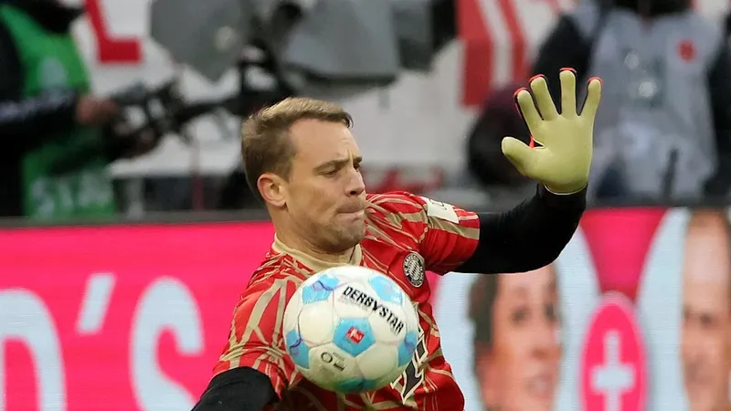 Thủ môn Manuel Neuern cũng trả giá cho một pha dâng cao