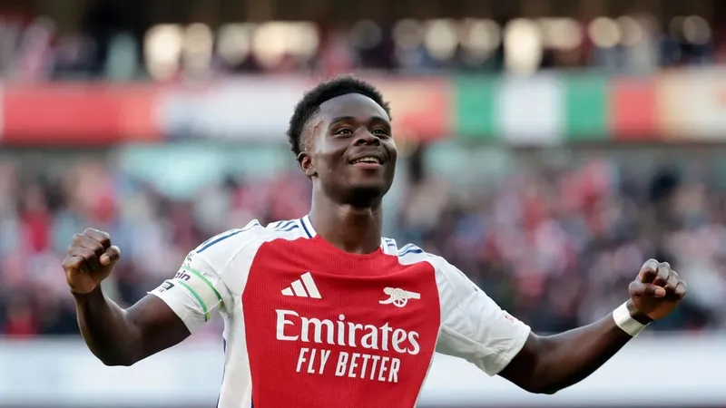 Bukayo Saka tỏa sáng trên sân Emirates