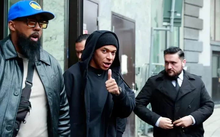 Kylian Mbappe đã bị các tay săn ảnh phát hiện ở Stockholm