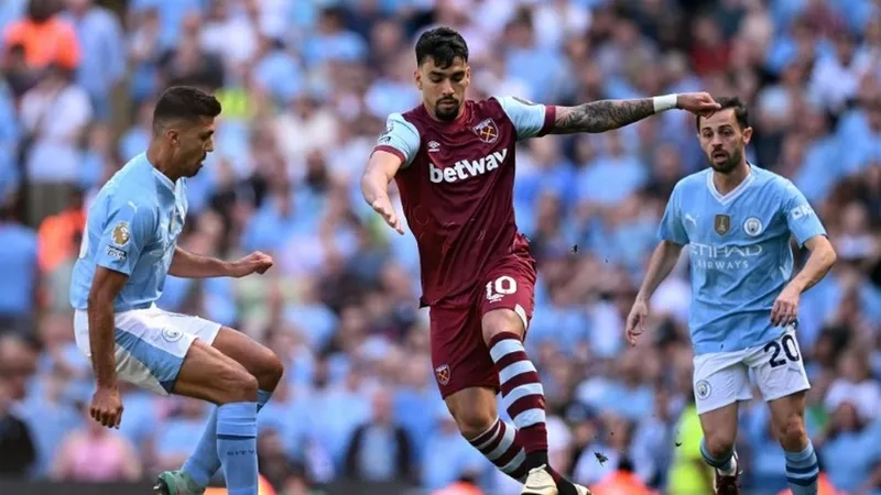 Lucas Paqueta (West Ham) đi bóng trong trận Man City