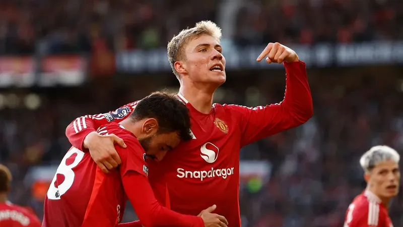 Rasmus Hojlund ăn mừng bàn thắng cùng Bruno Fernandez