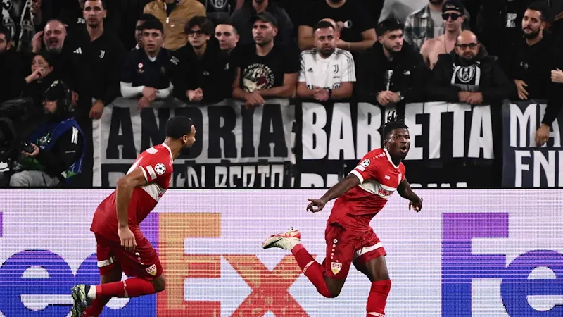 El Bilal Toure (phải) ghi bàn duy nhất cho Stuttgart