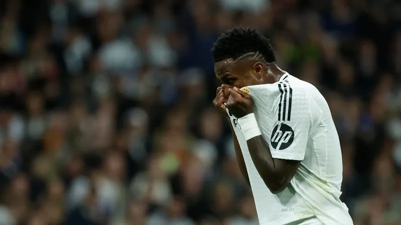 Báo chí loan tin là không thành viên nào của Real Madrid sang Paris dự Gala