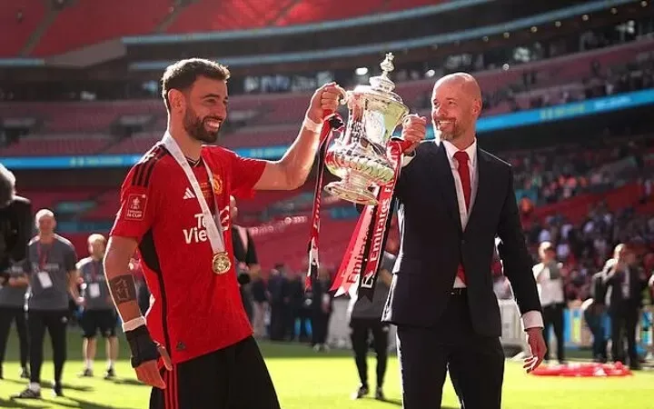 Bruno Fernandes và ông thầy Erik ten Hag khoe chiếc cúp FA vừa đoạt được