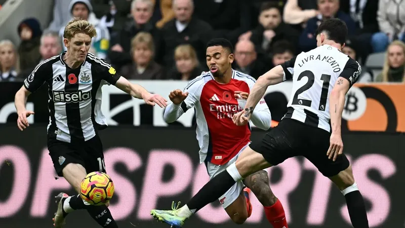 Anthony Gordon (trái) cắt pha bóng tấn công của Timber (Arsenal)