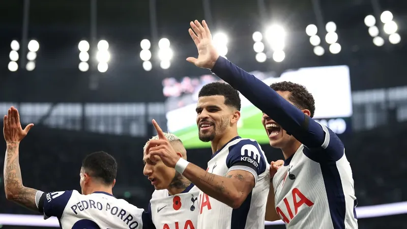 Dominic Solanke (giữa) ăn mừng bàn thắng